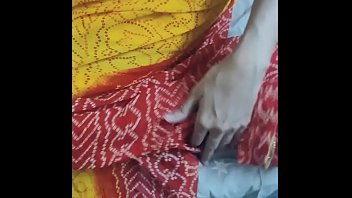 Indian Aunty In Sari Seduced By Young Man