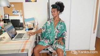 Yanks Ebony Lola Rose Pleasures Herself