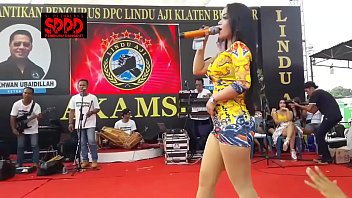 Sintya Riske’s Wild Erotic Dance Performance