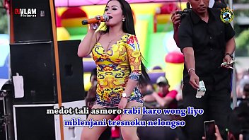 Indonesian Erotic Dance – Two Singers Perform Wild Dance Surrounded By Men